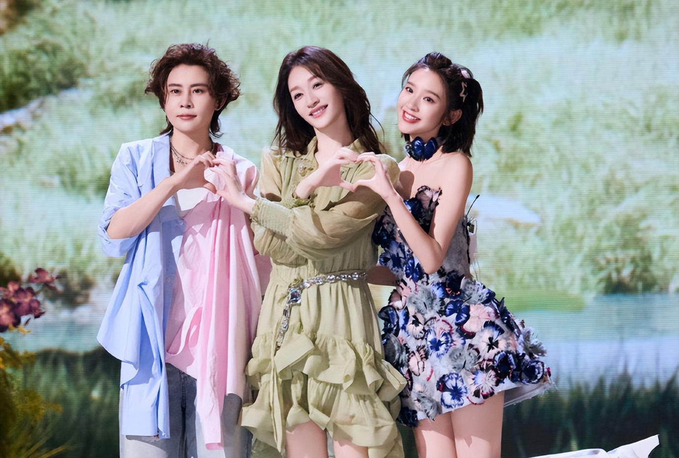 乐鱼app下载-陶昕然者来女被淘汰，她们的坦荡和体面，折射了《浪姐7》的不堪