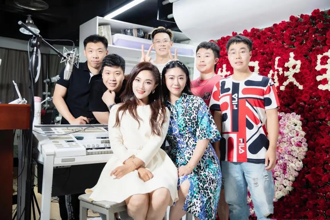 乐鱼官方入口-玖月奇迹离婚7年,王小玮近况曝光,43岁无婚无育,发福显老
